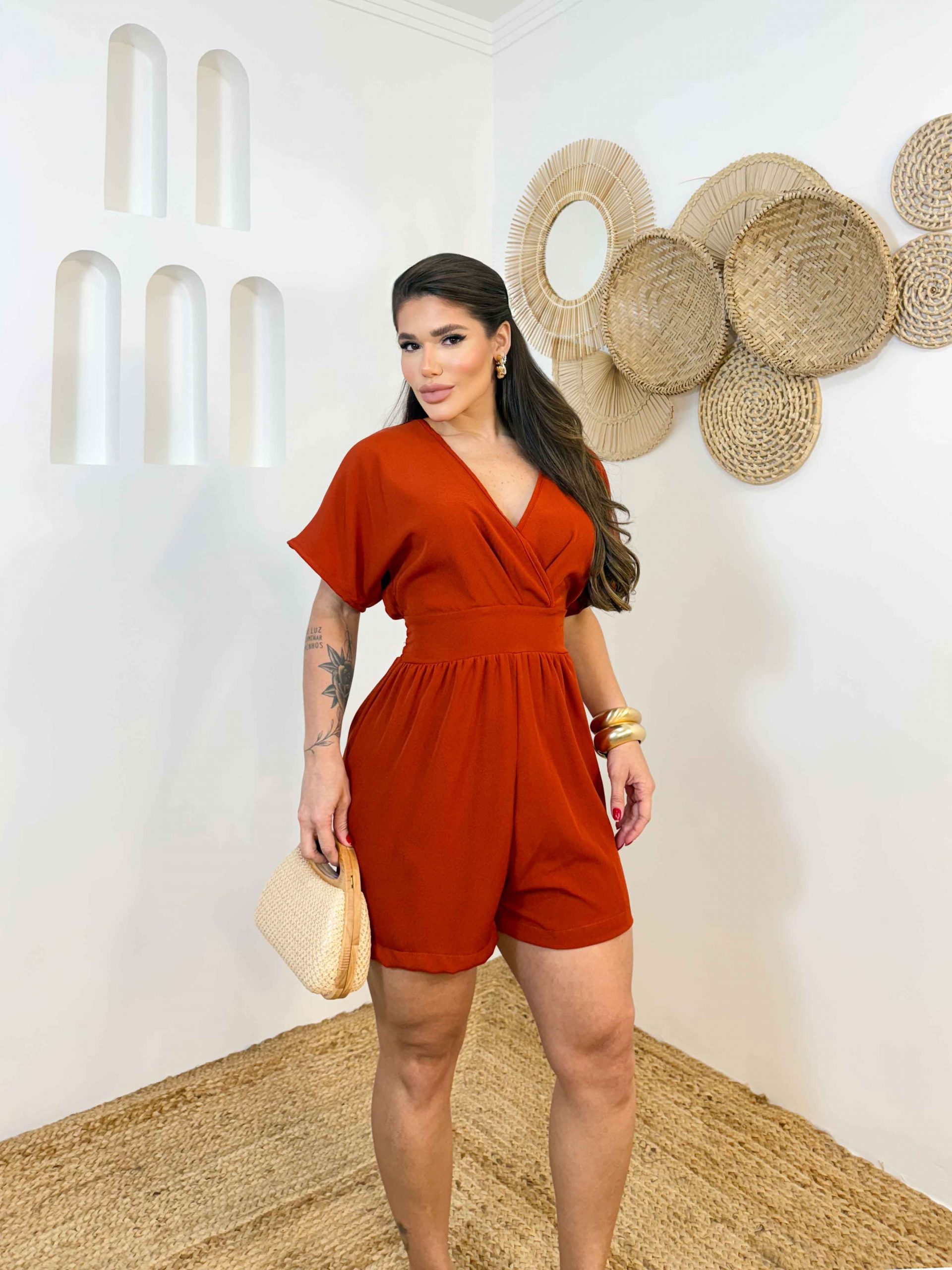 Macaquinho com manga e decote V