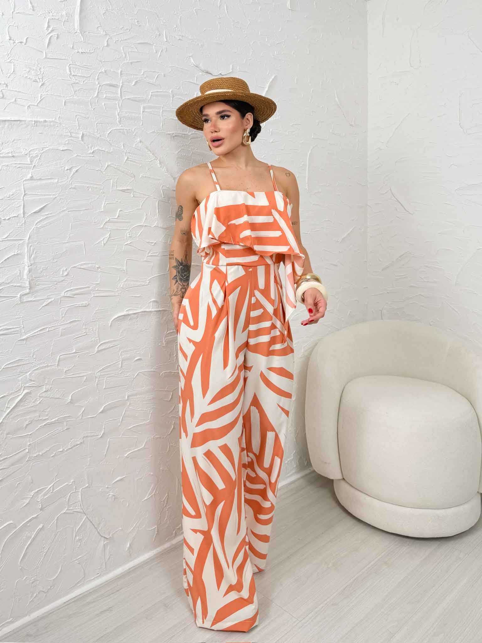 Macacão com alça regulável e babado Myth