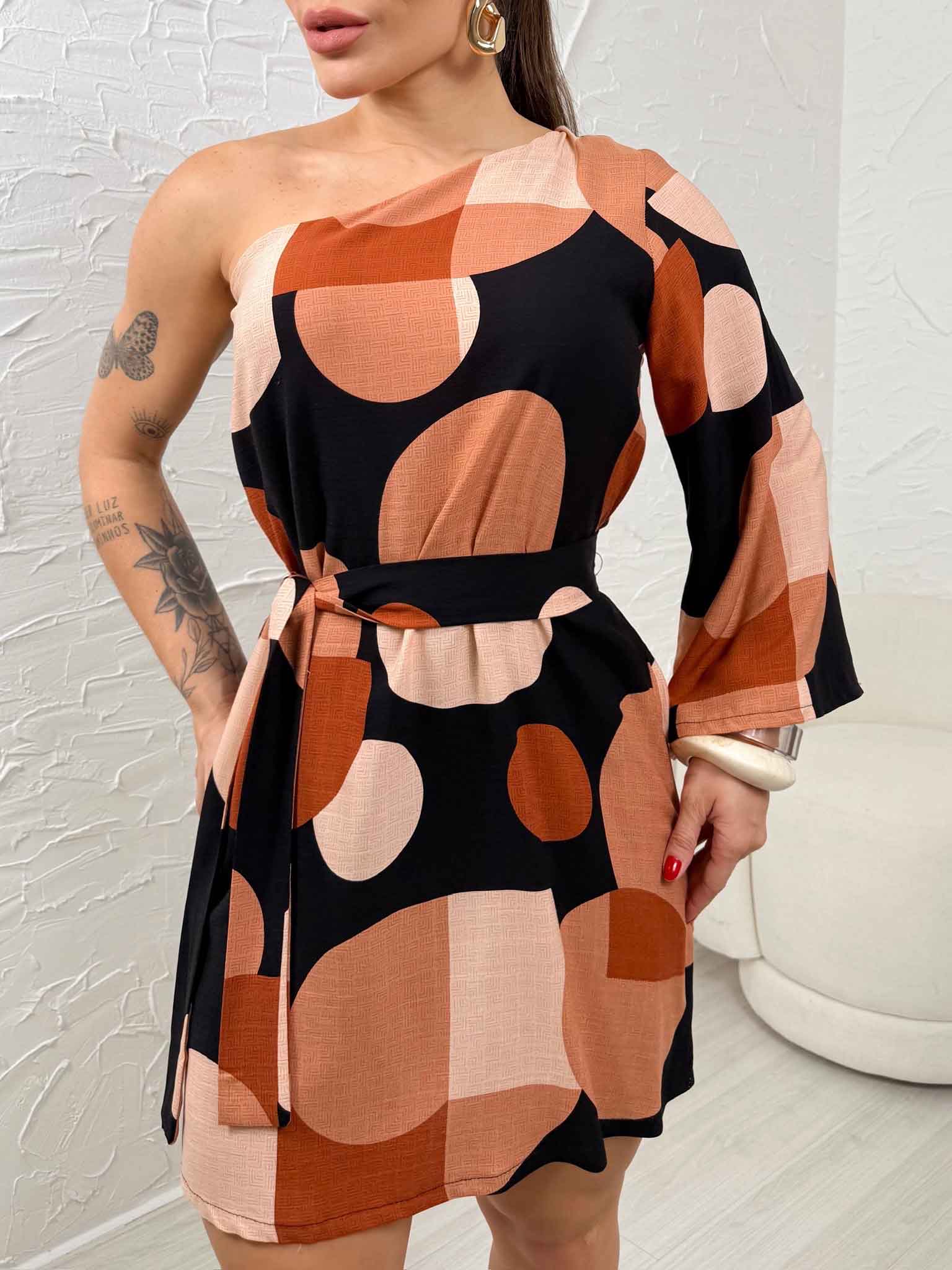 Macaquinho tipo vestido de um ombro Poá terroso